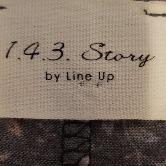 1.4.3. Story by Line Up Gray Cold Shoulder Top - Picture 5 of 9